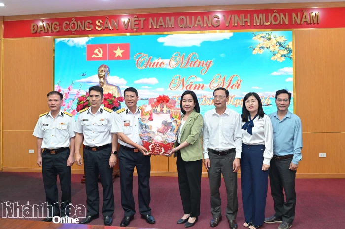 Lãnh đạo Ban Tuyên giáo và Dân vận Tỉnh ủy Khánh Hòa thăm, tặng quà các đơn vị quân đội, kiểm ngư