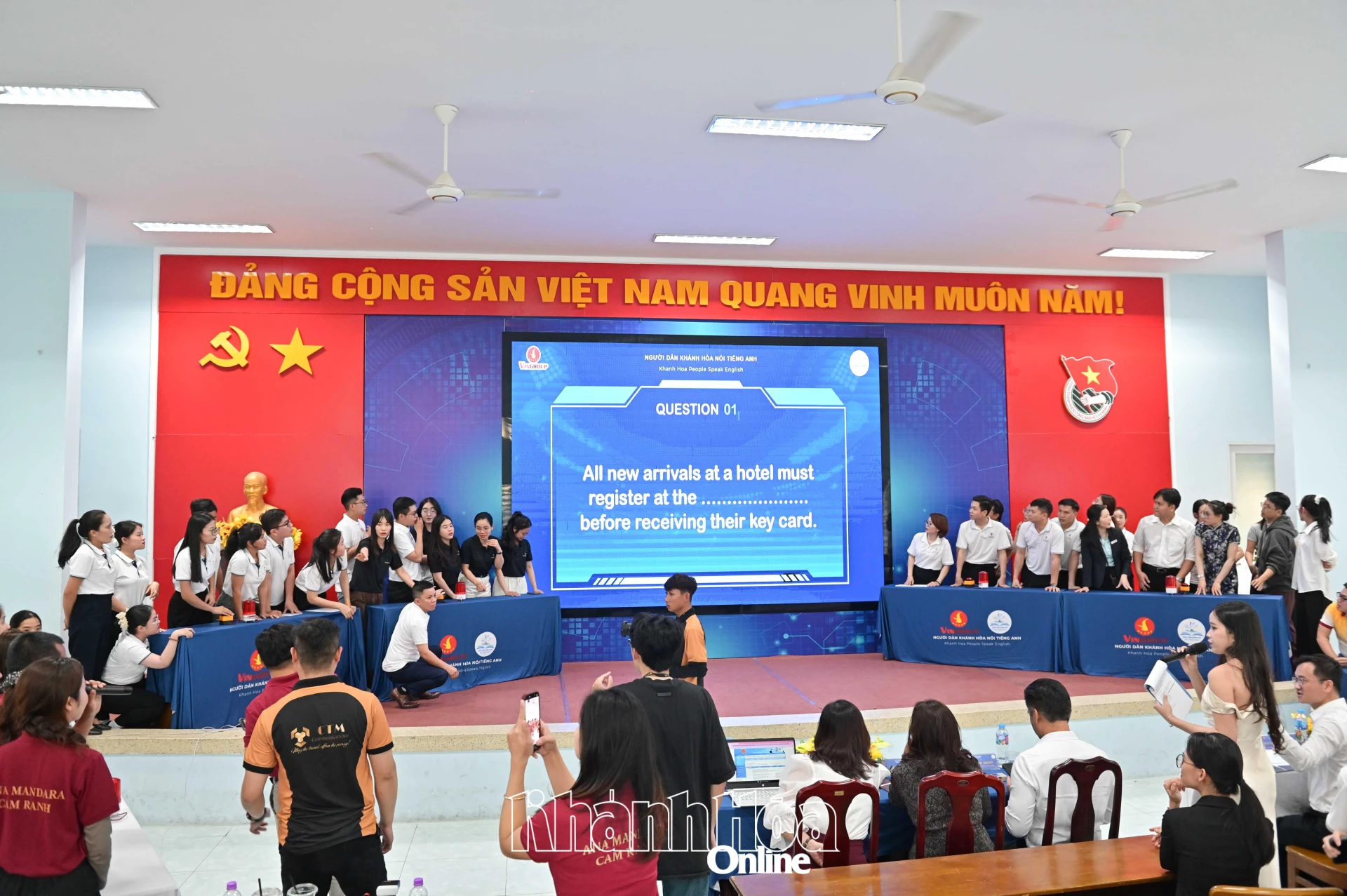 Các đội thi tham gia vòng đối đầu.