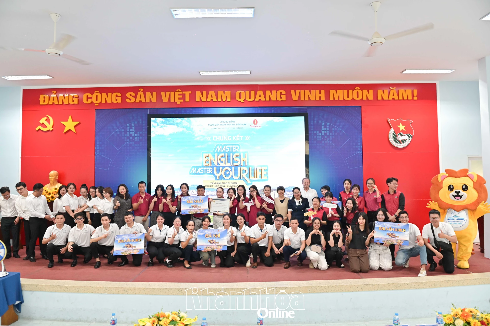 Ban tổ chức chụp hình lưu niệm cùng các đội thi xuất sắc đạt giải.