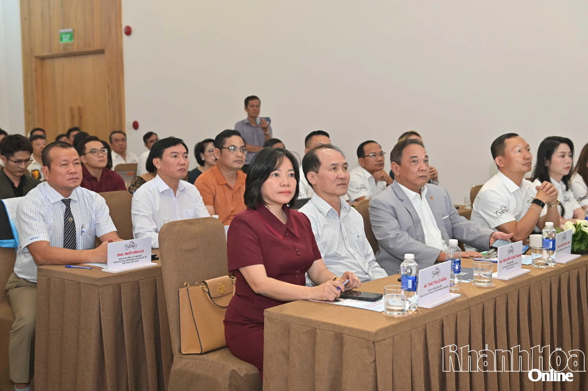 Lãnh đạo Báo và Phát Thanh, Truyền hình Khánh Hòa và Sở Văn hóa, Thể thao và Du lịch Khánh Hòa dự họp báo.