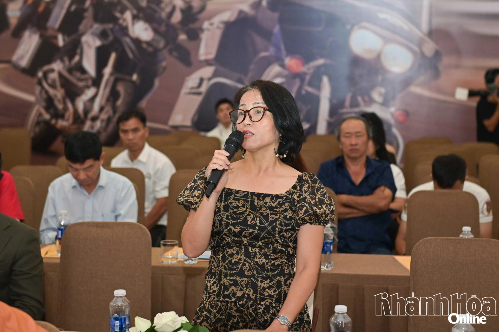 Phóng viên đặt câu hỏi tại buổi họp báo.