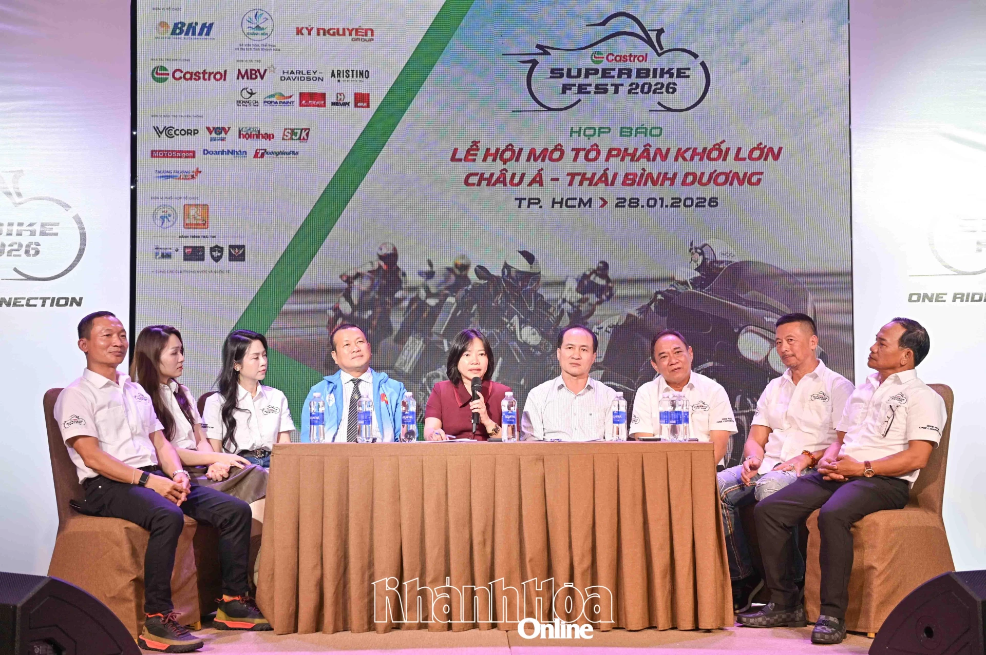 Ban tổ chức trả lời các câu hỏi tại buổi họp báo.