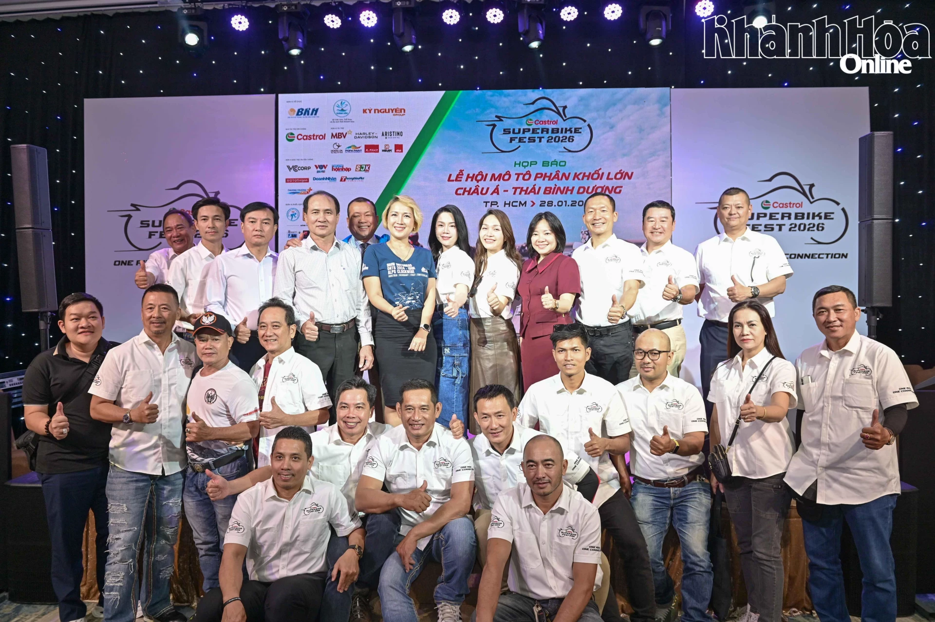 Các đại biểu chụp hình lưu niệm.