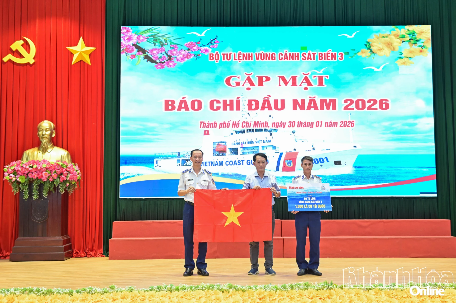Báo Người Lao Động tặng 1.000 lá cờ cho Bộ Tư lệnh Vùng Cảnh sát biển 3.
