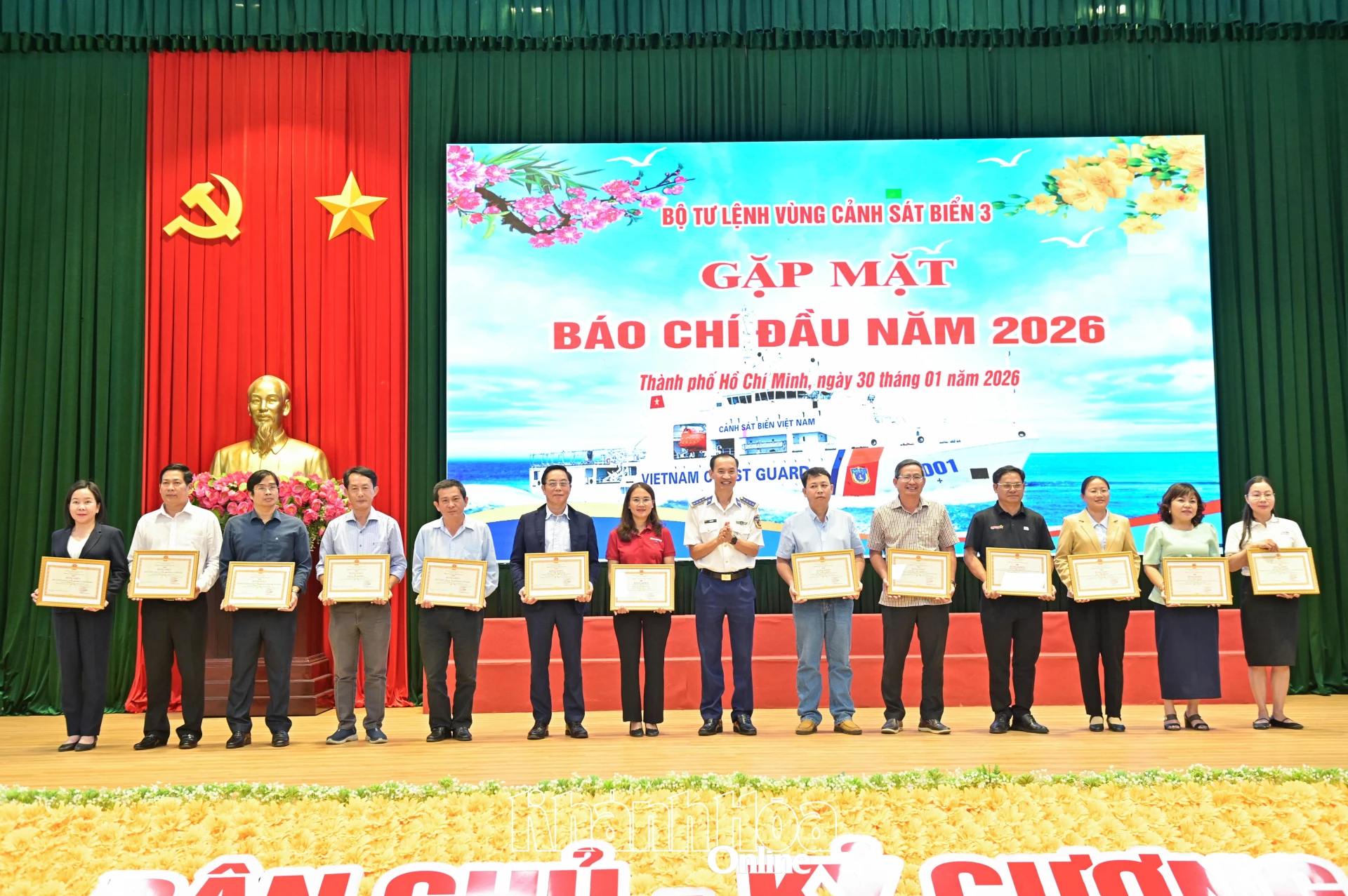 Đại tá Lê Văn Tú tặng bằng khen của Bộ Tư lệnh Cảnh sát biển Việt Nam cho các tập thể và cá nhân.