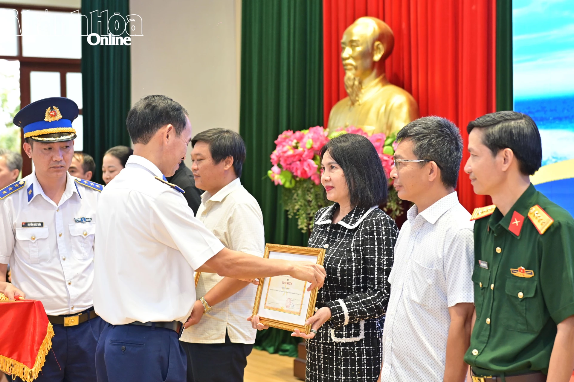 Đại tá Lê Văn Tú tặng giấy khen Phòng Chuyên đề, Báo và Phát thanh, Truyền hình Khánh Hòa.