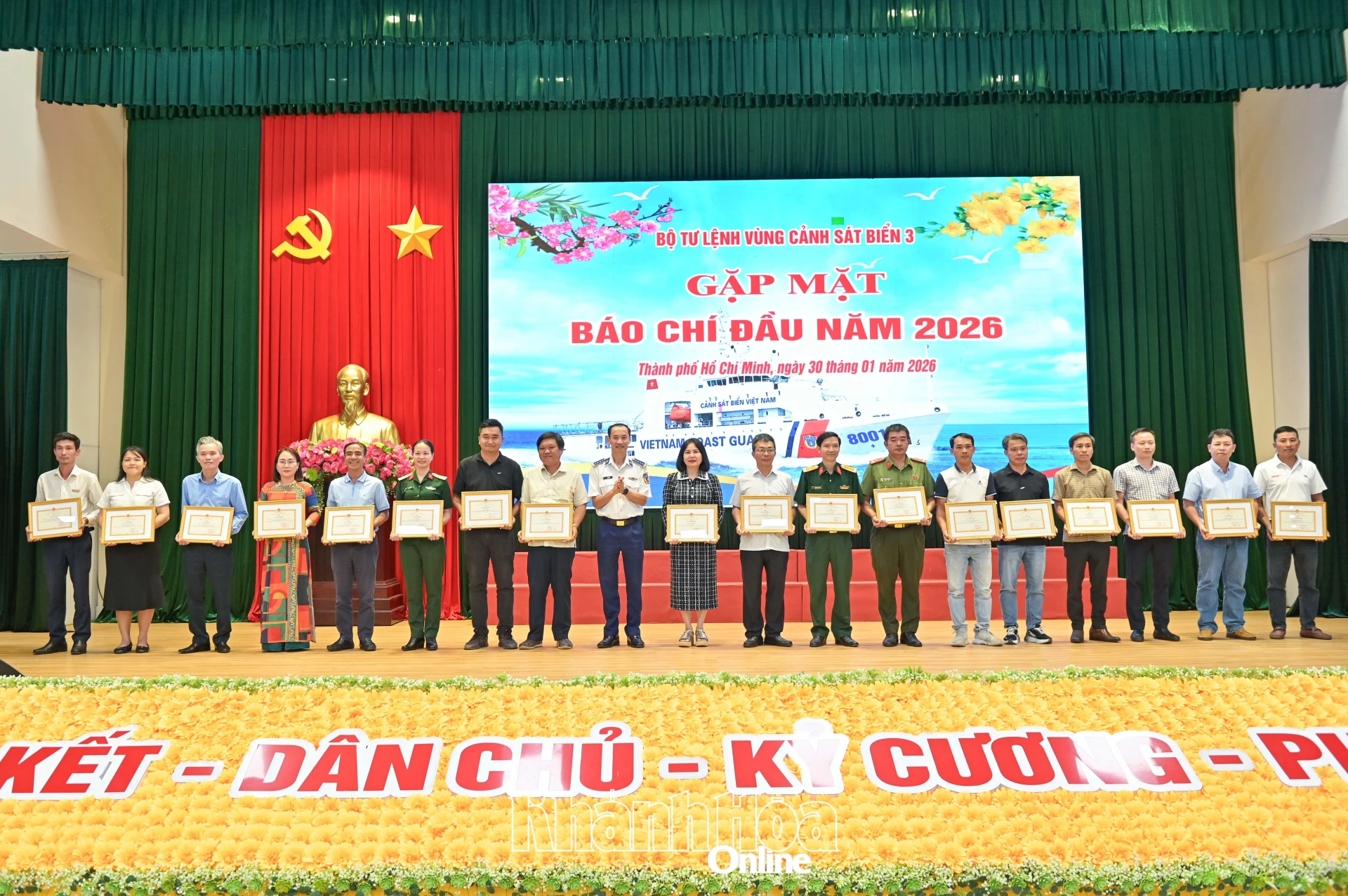Bộ Tư lệnh Vùng Cảnh sát biển 3 tặng giấy khen cho các tập thể.