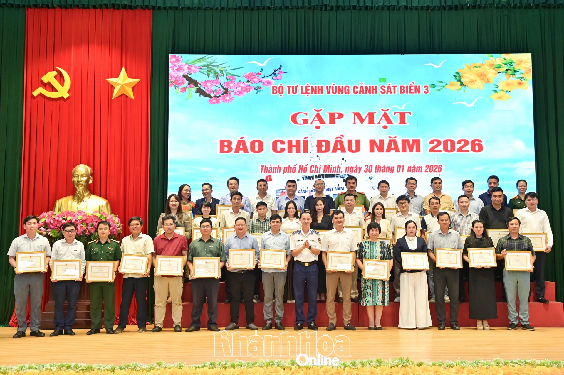 Thủ trưởng Bộ Tư lệnh Vùng Cảnh sát biển 3 tặng giấy khen cho các cá nhân.