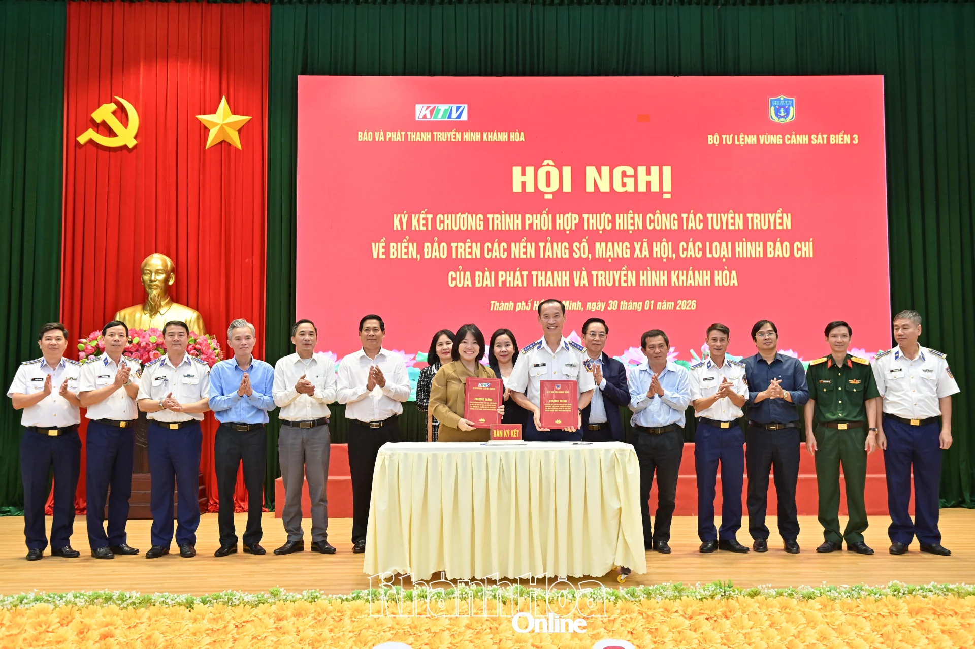 Bà Thái Thị Lệ Hằng - Giám đốc Báo và Phát thanh, Truyền hình Khánh Hòa cùng thủ trưởng Bộ Tư lệnh Vùng Cảnh sát biển 3 ký kết chương trình phối hợp.