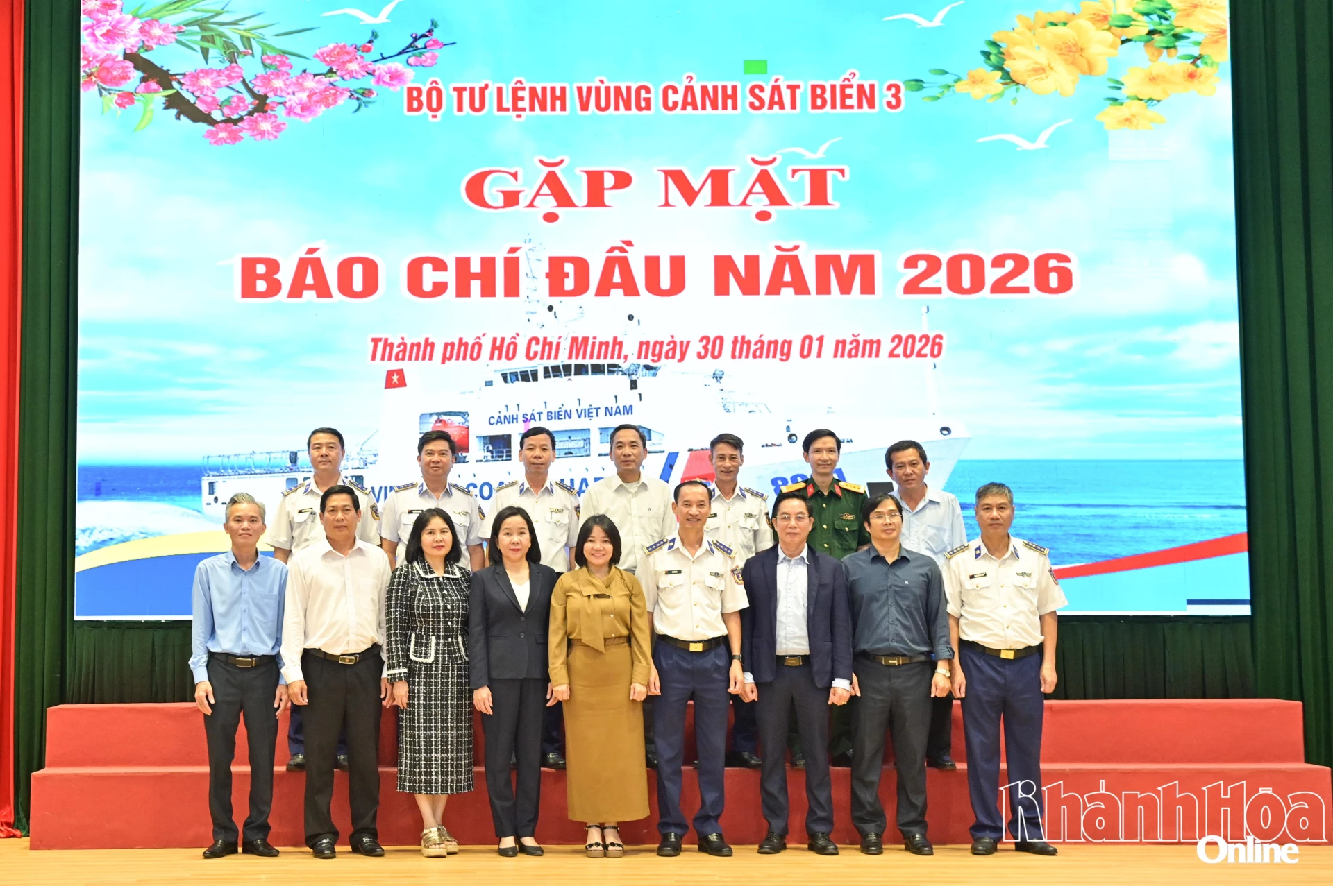 Các đại biểu chụp hình lưu niệm.