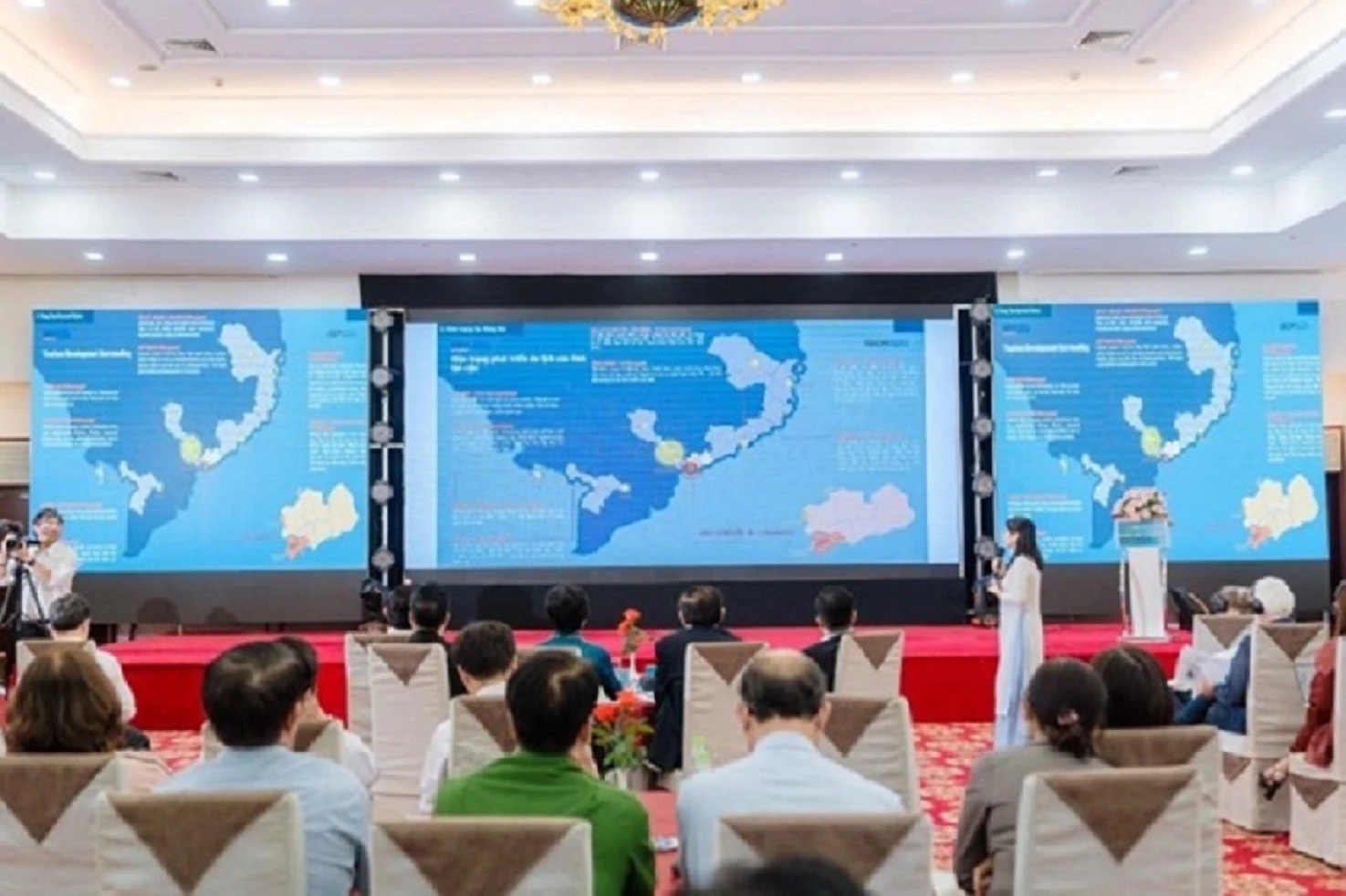 Buổi hội thảo về tầm nhìn phát triển du lịch thông minh và bền vững cho Vũng Tàu có sự tham gia của chính quyền địa phương, đại diện các hiệp hội, đại diện khu vực tư, đại diện các cộng đồng người dân, UEH và các chuyên gia nước ngoài trong phát triển đô thị (Nguồn: ISCM, tháng 12/2024).