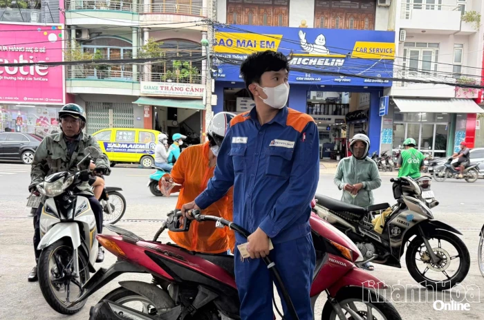 Giá xăng dầu đồng loạt giảm mạnh