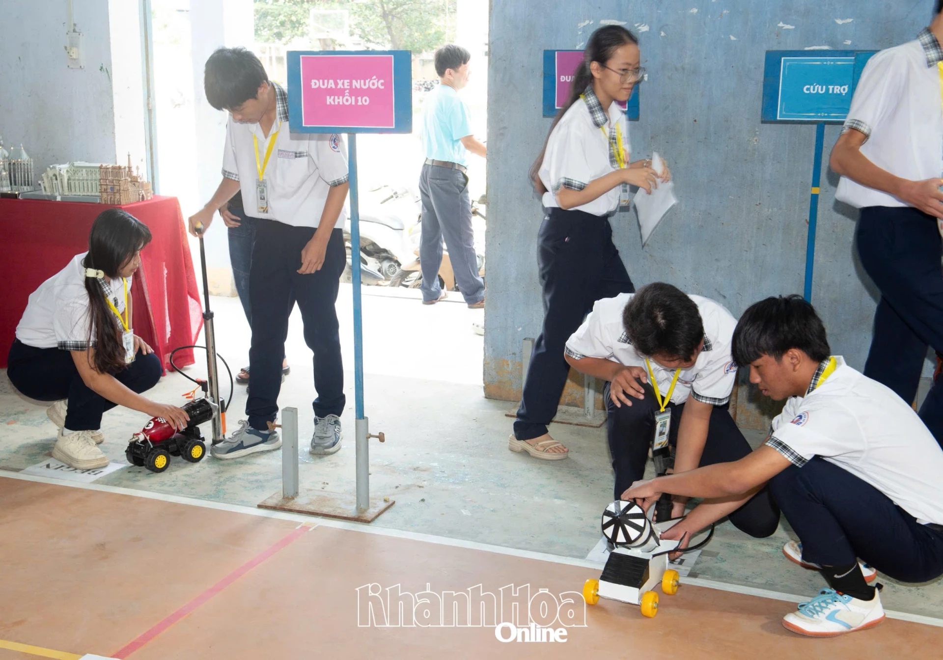 Thi đua xe phản lực nước.