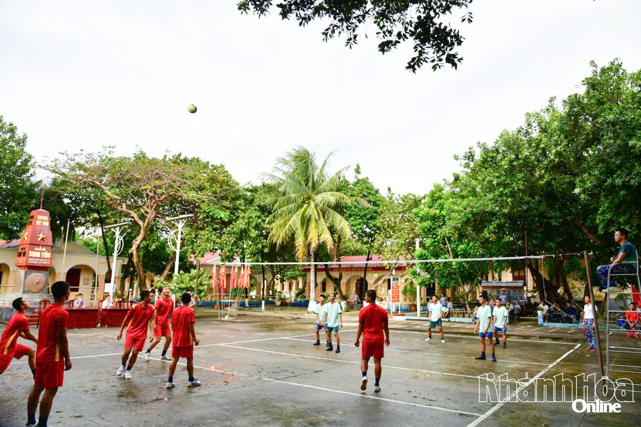 Cán bộ, chiến sĩ đảo Sinh Tồn giao lưu bóng chuyền đầu năm.