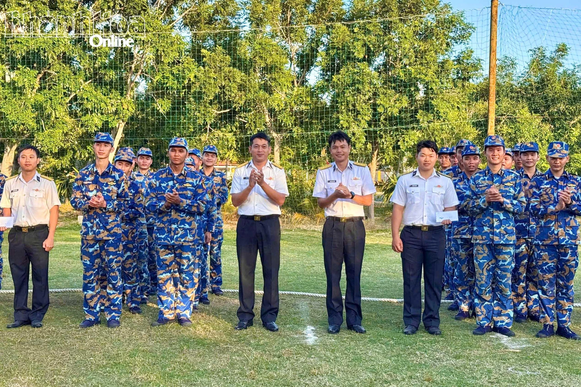 Chỉ huy đơn vị trao giải cho các đội chiến thắng giải kéo co.