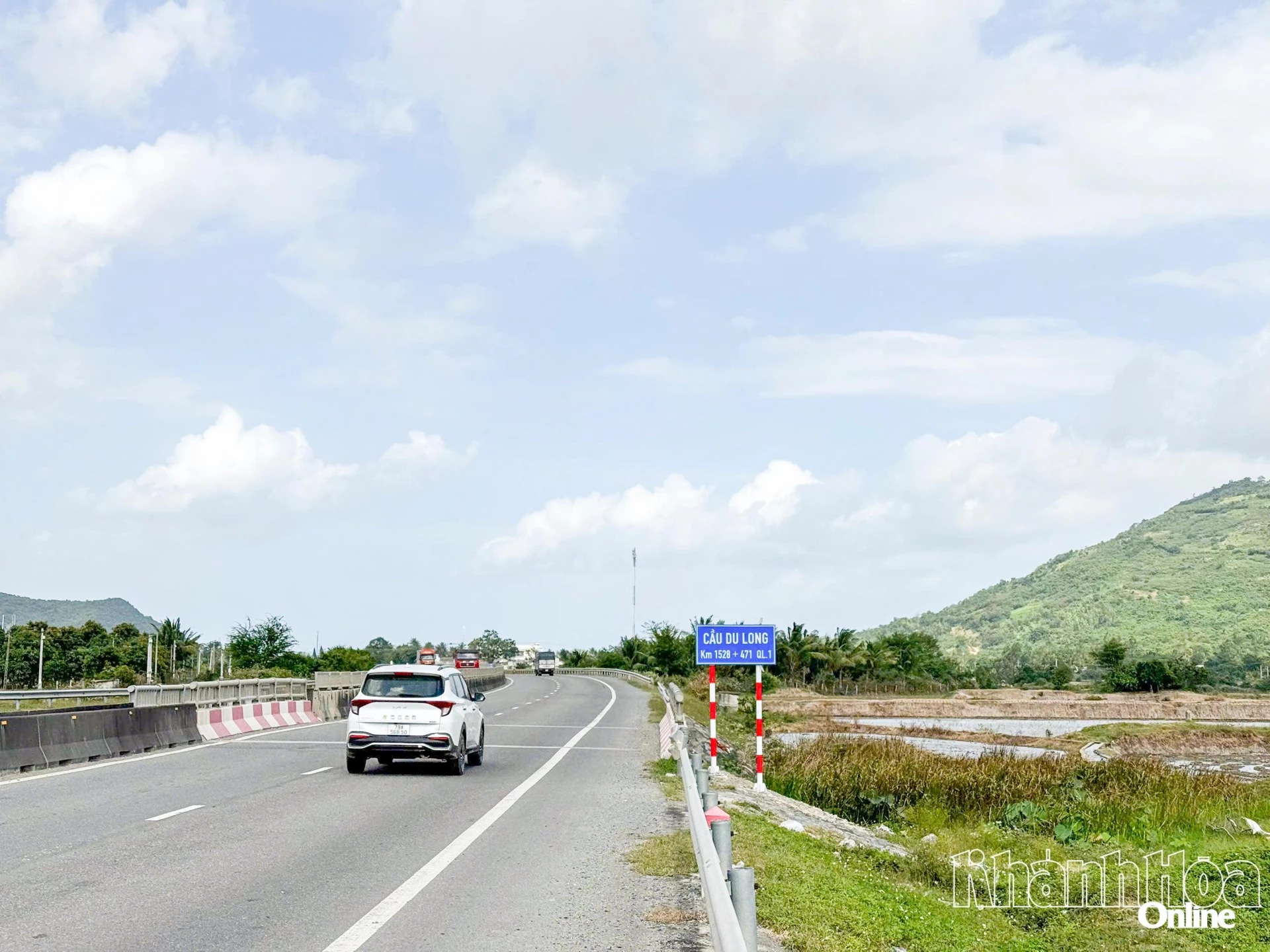 Khúc cua qua cầu Du Long gợi lên bao ký ức. Ảnh: HỒNG NGUYỆT