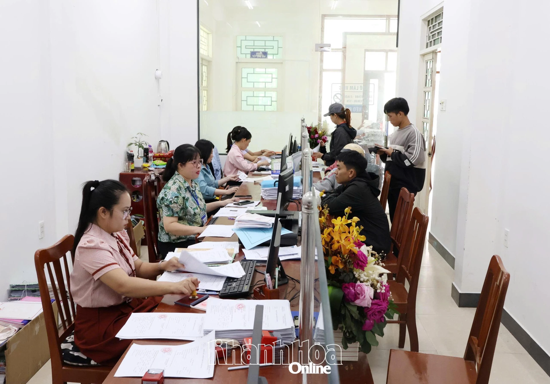 Người dân thực hiện thủ tục hành chính tại Trung tâm Phục vụ hành chính công phường Đô Vinh.