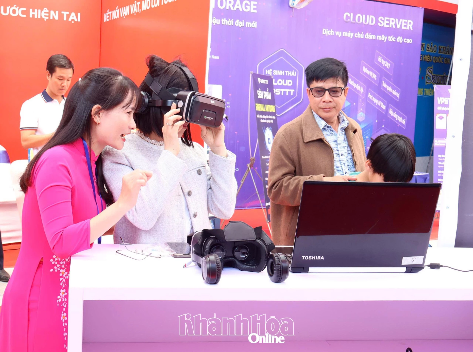 Người dân trải nghiệm công nghệ thực tế ảo tại Ngày hội Công nghệ số tỉnh Khánh Hòa năm 2025.