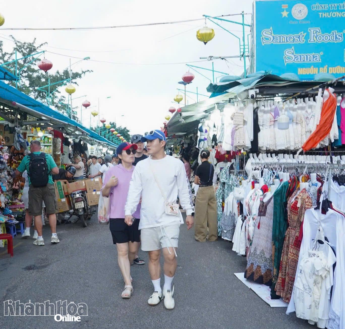 Du khách tham quan, mua sắm tại chợ đêm Nha Trang.