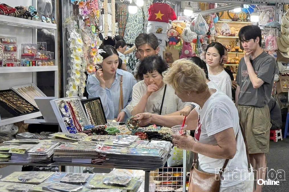 Tham quan chợ đêm là một trải nghiệm thú vị 
đối với du khách khi du lịch Nha Trang.