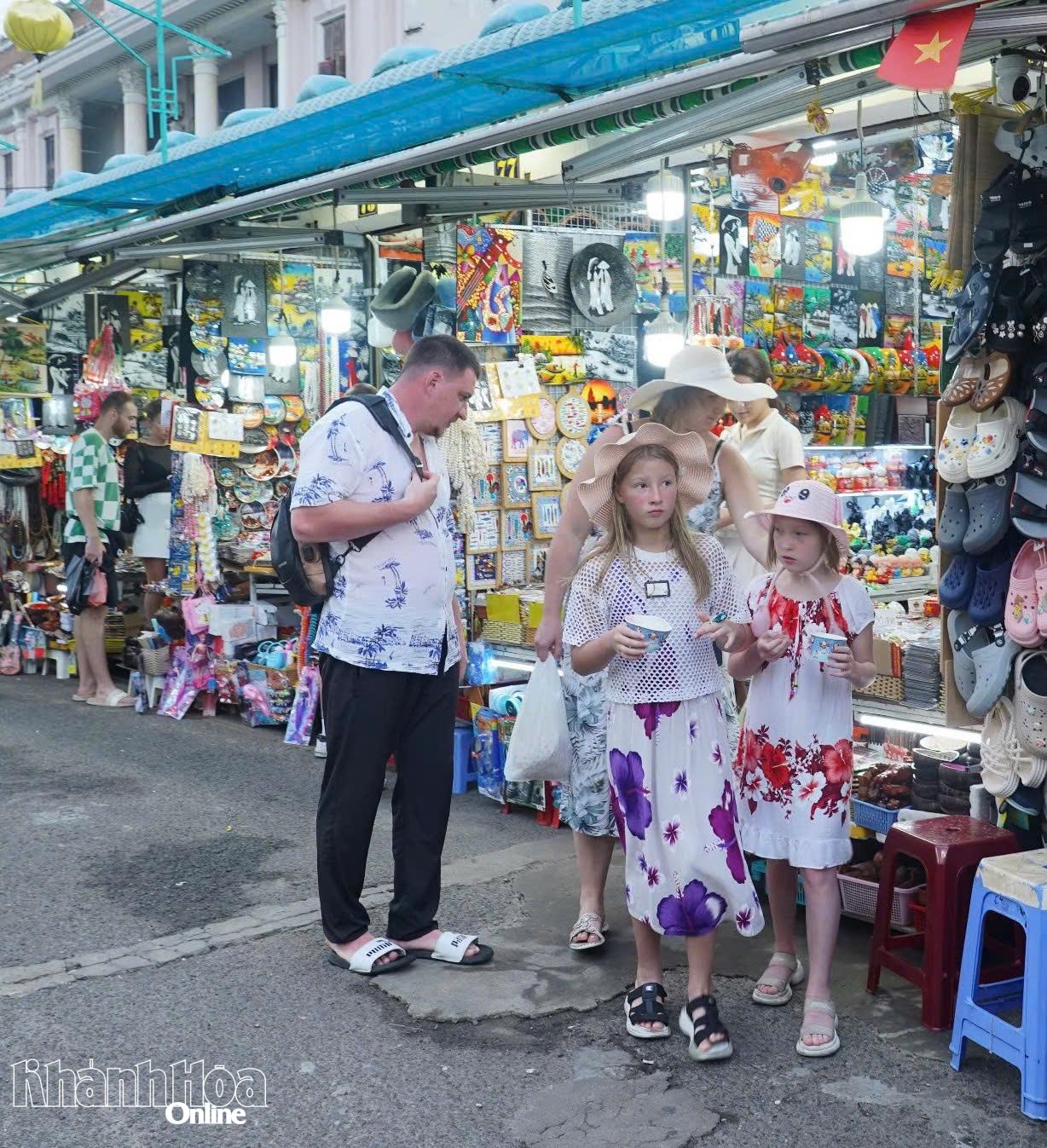 Chợ đêm Nha Trang có đầy đủ các nhóm hàng phục vụ nhu cầu mua sắm và tham quan của du khách.