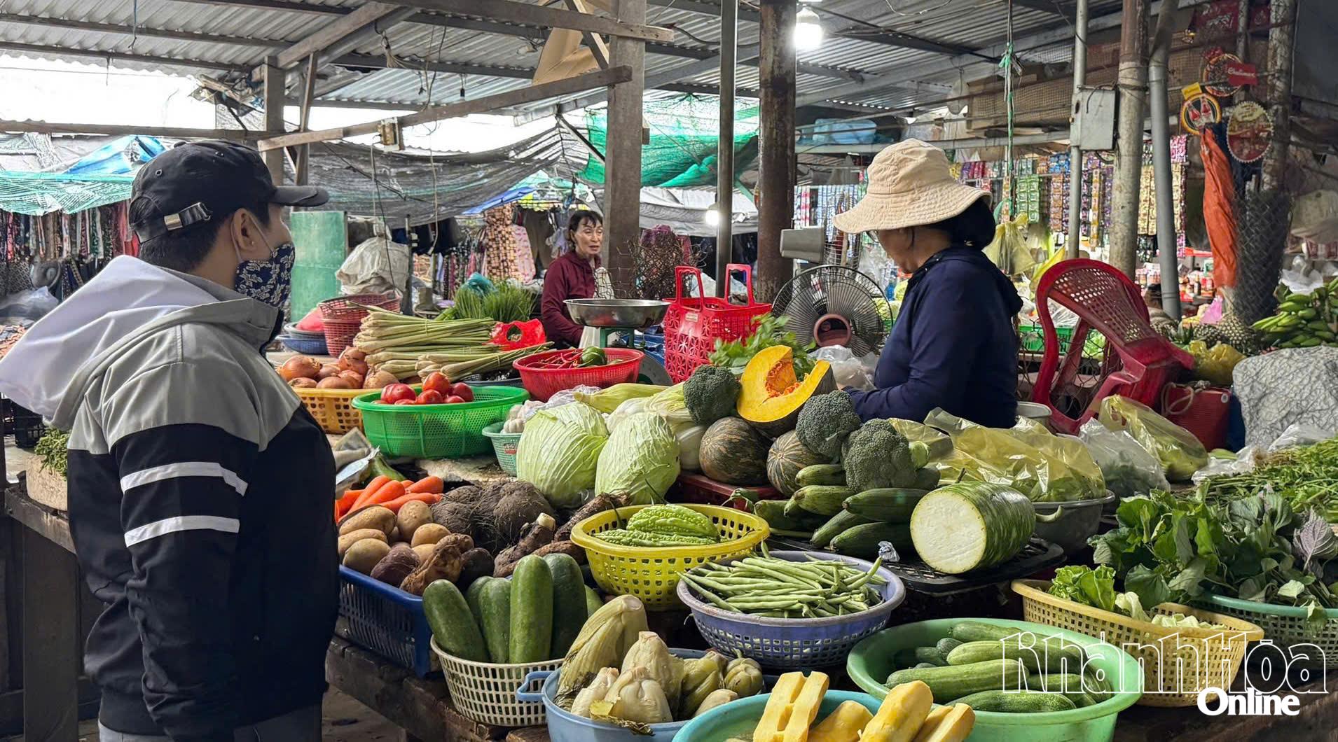 Người dân mua rau củ tại Chợ Vĩnh Lương (phường Bắc Nha Trang).