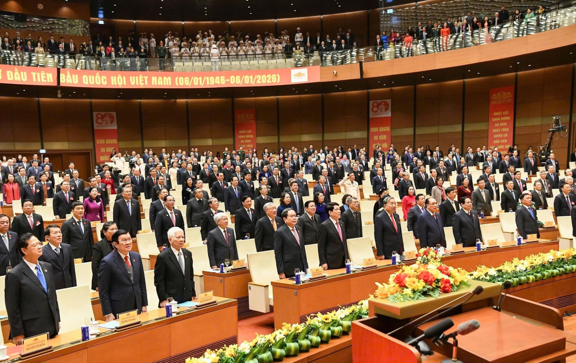 Tổng Bí thư Tô Lâm, nguyên Tổng Bí thư Nông Đức Mạnh; nguyên Chủ tịch nước Nguyễn Minh Triết, Chủ tịch nước Lương Cường, Thủ tướng Chính phủ Phạm Minh Chính; Chủ tịch Quốc hội Trần Thanh Mẫn và các đại biểu thực hiện nghi lễ chào cờ (Ảnh Báo Đại biểu Nhân dân)