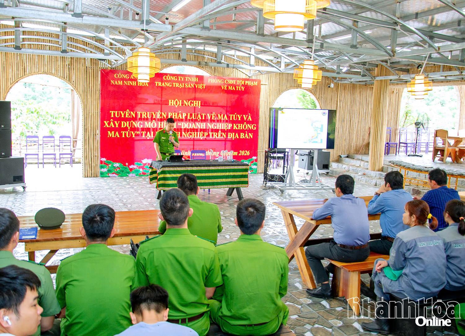 Quang cảnh Hội nghị tuyên truyền pháp luật về ma túy và xây dựng mô hình Doanh nghiệp không ma túy tại Trang trại Sản Việt.