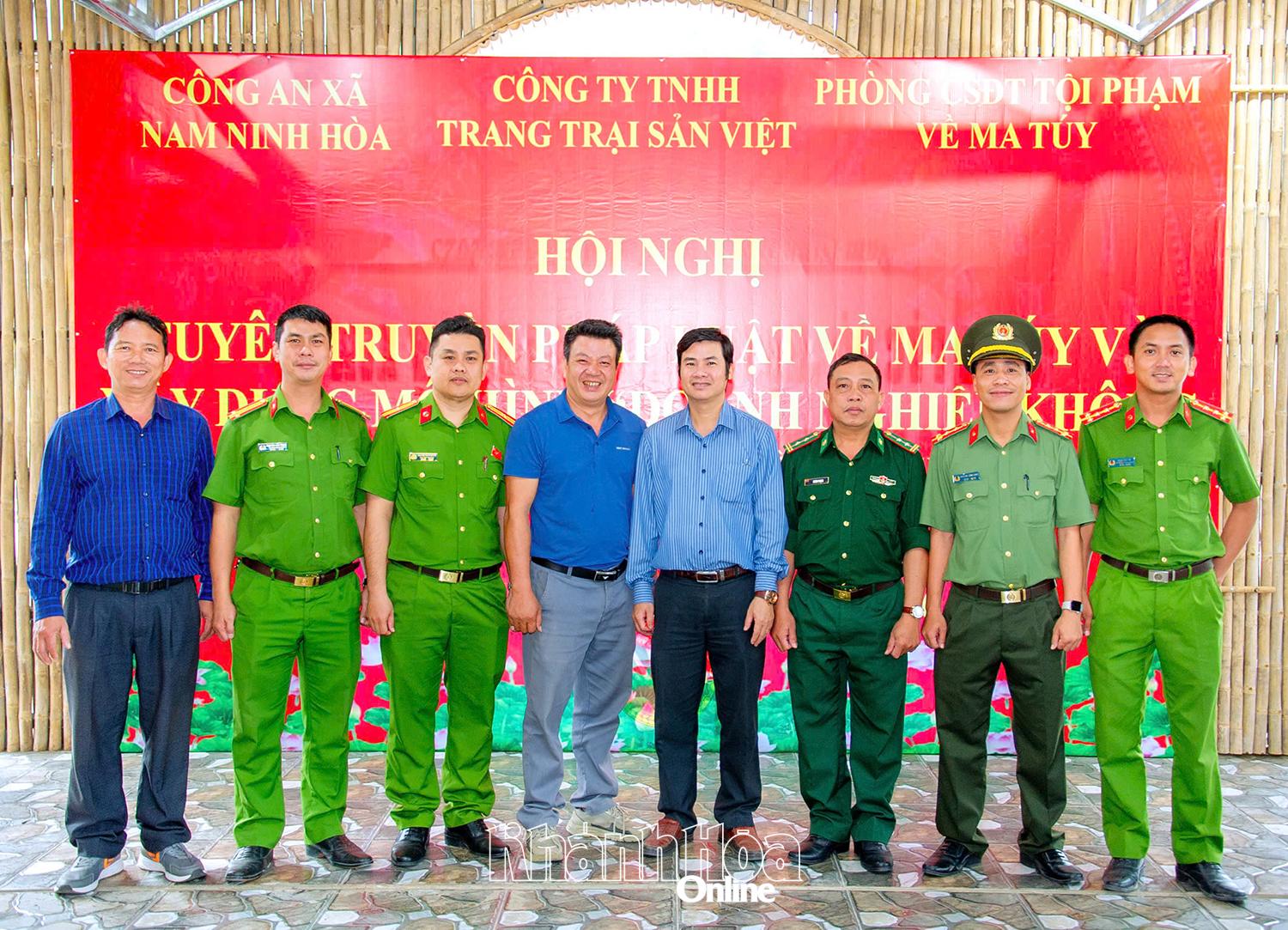 Lãnh đạo xã Nam Ninh Hòa, đại diện lực lượng công an, biên phòng tham dự hội nghị.