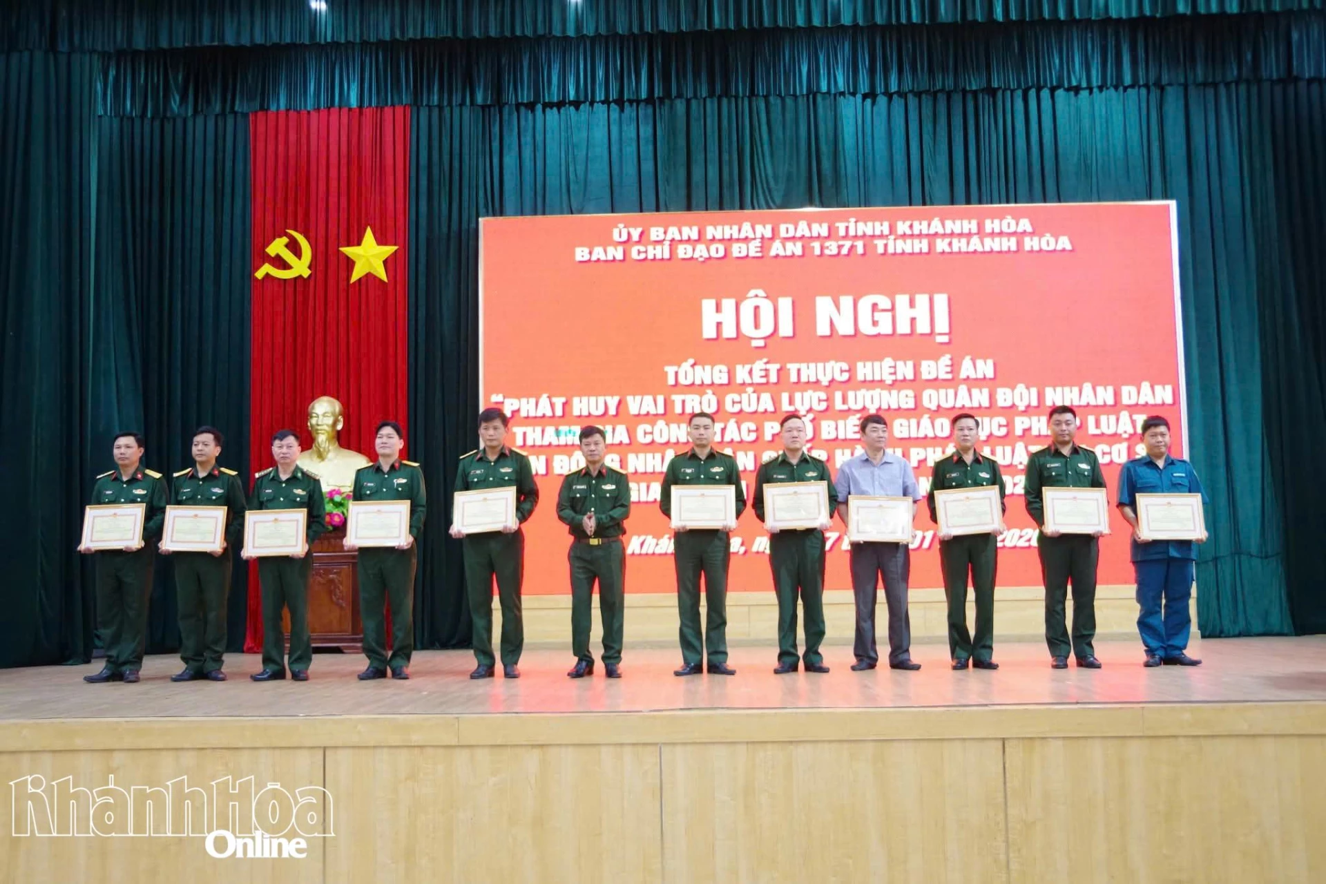 Đại tá Trương Thành Việt trao giấy khen cho các tập thể, cá nhân.