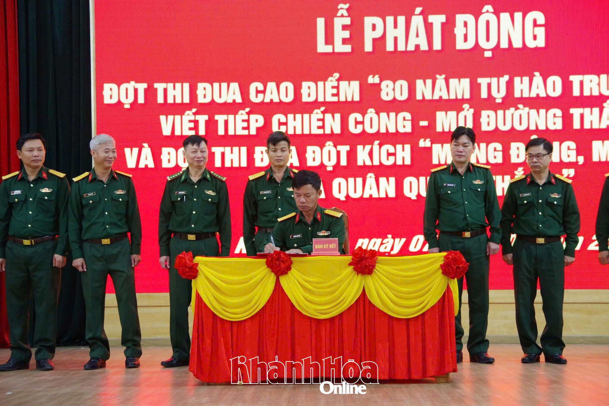 Các cơ quan, đơn vị ký kết giao ước thi đua.