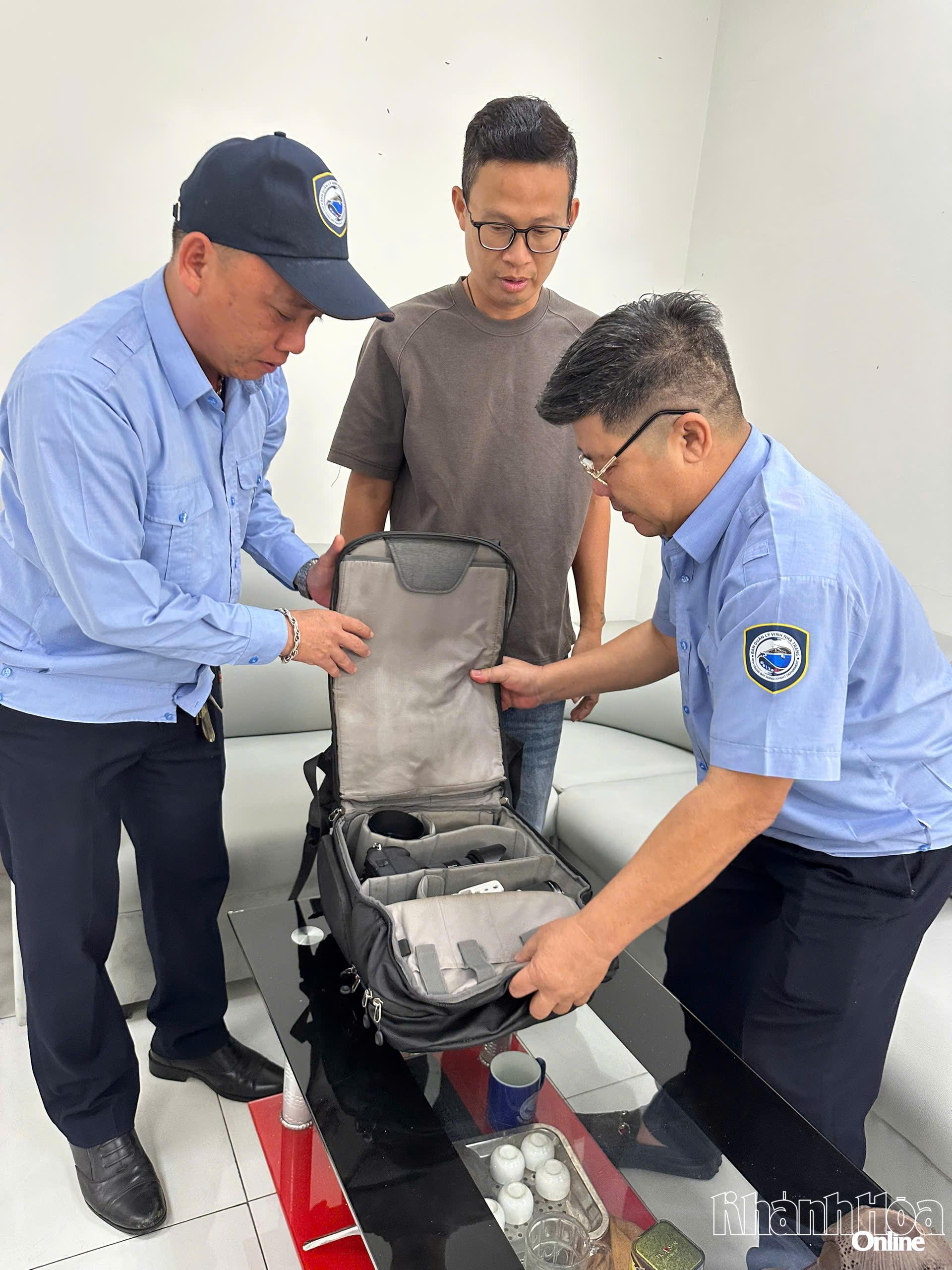 Ông Quốc cùng đại diện Bến tàu du lịch Nha Trang kiểm tra lại tài sản bỏ quên tại bến tàu.