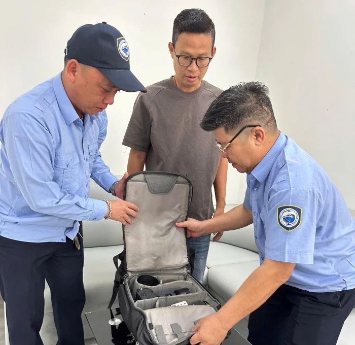 Nhân viên Bến tàu Du lịch Nha Trang trao lại tài sản trị giá 200 triệu đồng cho khách để quên