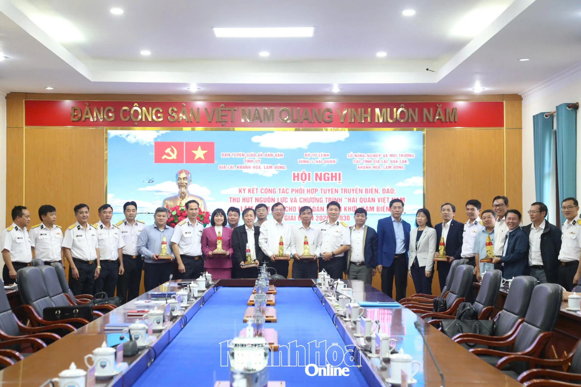 Thủ trưởng Bộ Tư lệnh Vùng 4 Hải quân tặng quà lưu niệm đến các đơn vị, địa phương.