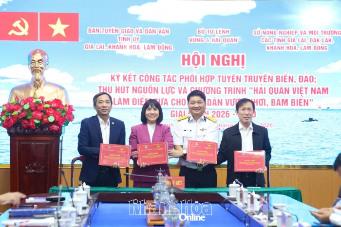 Vùng 4 Hải quân ký kết phối hợp tuyên truyền với các địa phương
