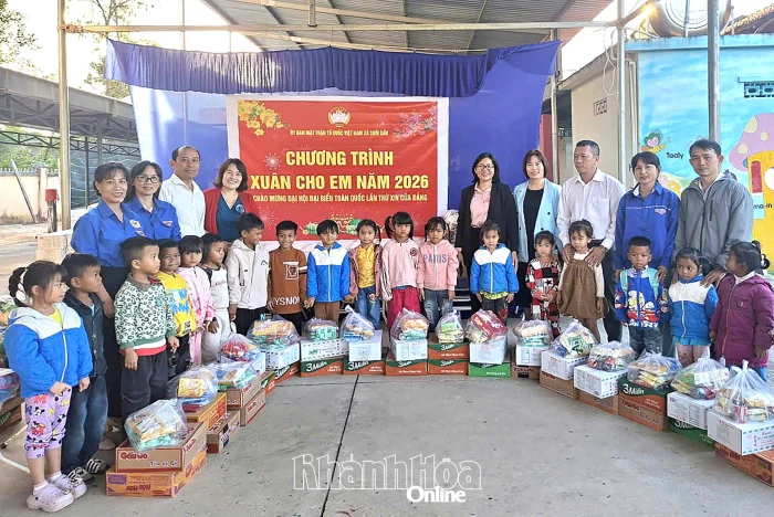 Trao hơn 100 suất quà cho thiếu nhi dân tộc thiểu số ở xã Suối Dầu