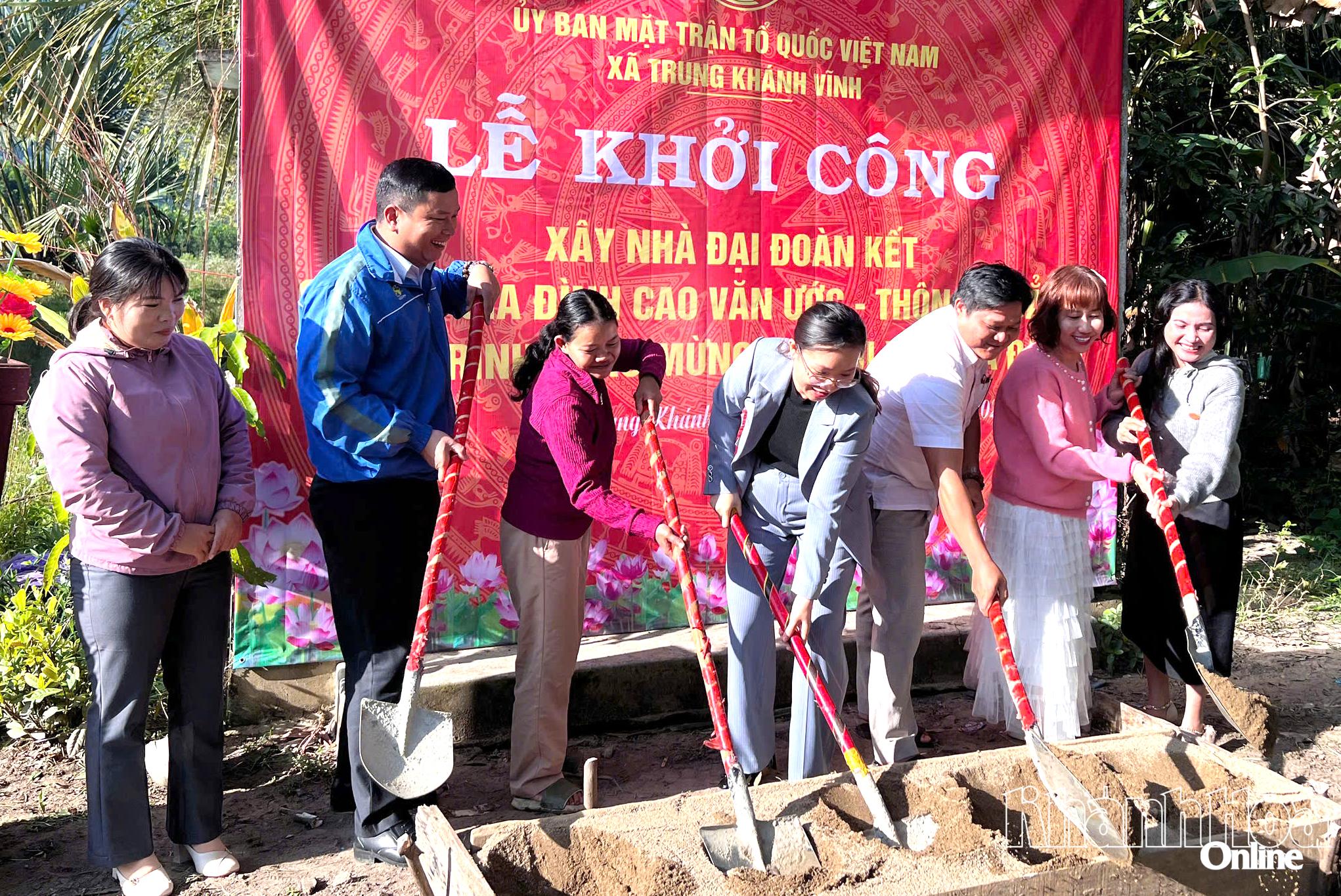 Đại diện các đơn vị tiến hành nghi thức động thổ xây dựng nhà Đại đoàn kết.