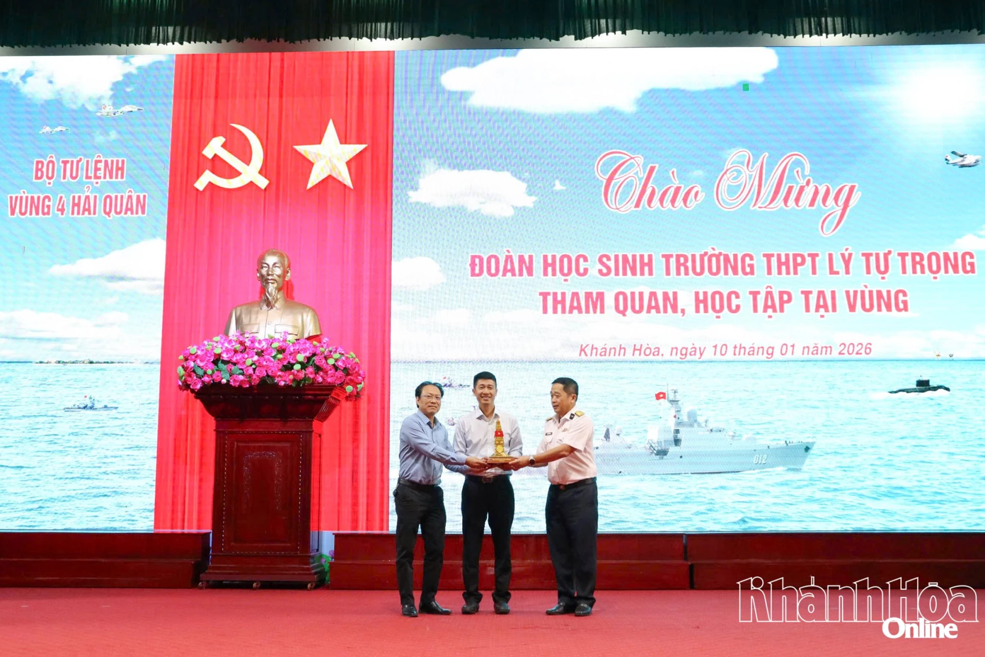 Bộ Tư lệnh Vùng 4 Hải quân tặng quà lưu niệm đến đoàn.