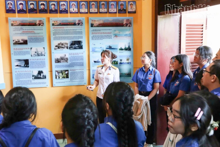 Vùng 4 Hải quân tuyên truyền biển, đảo cho học sinh Trường THPT Lý Tự Trọng