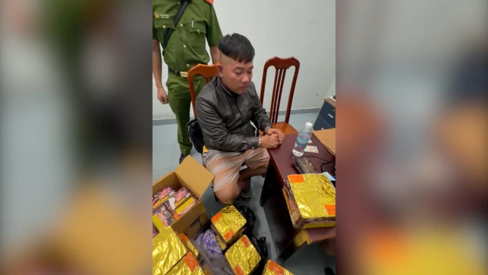 [Video] Bắt quả tang đối tượng buôn bán trái phép pháo hoa nổ