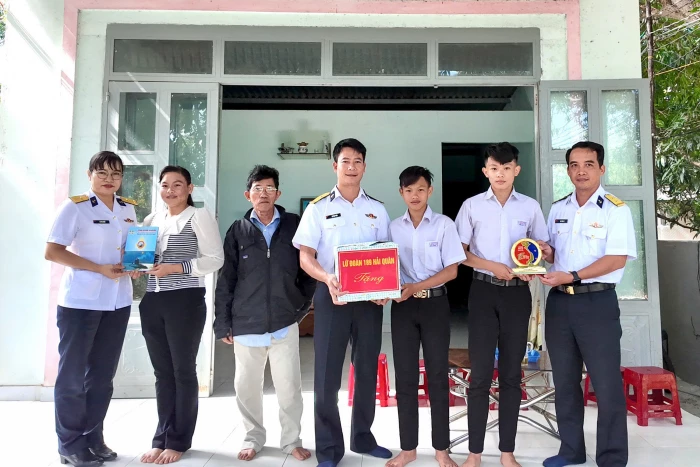 Lữ đoàn 189 Hải quân thăm, tặng quà con ngư dân nhận đỡ đầu