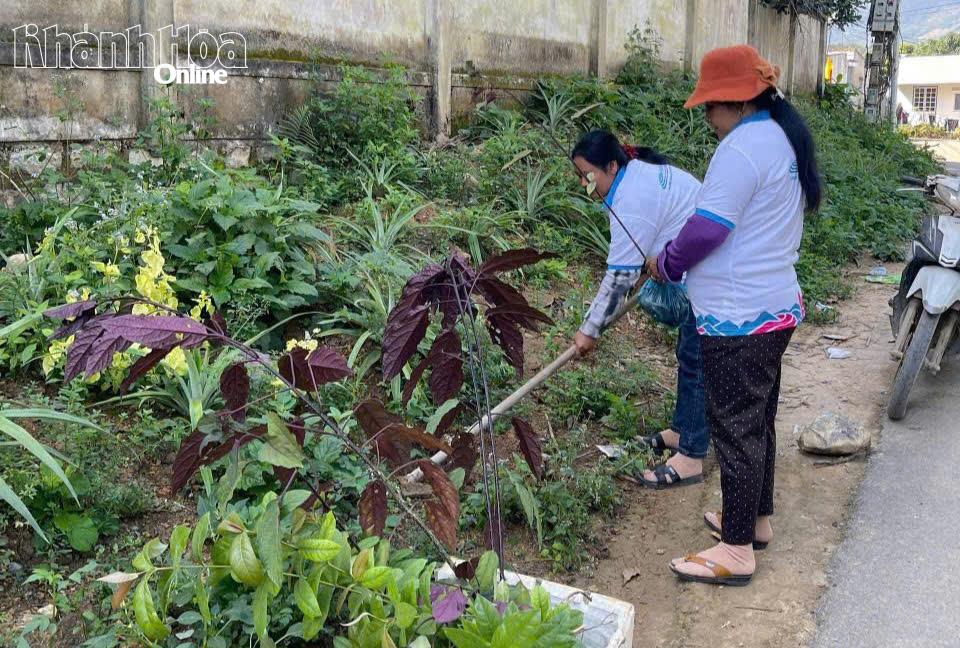 Cán bộ, hội viên trồng, xây dựng các tuyến đường hoa.
