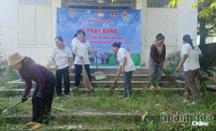 Hội Liên hiệp Phụ nữ xã Nam Khánh Vĩnh ra quân dọn vệ sinh môi trường, xây dựng tuyến đường hoa