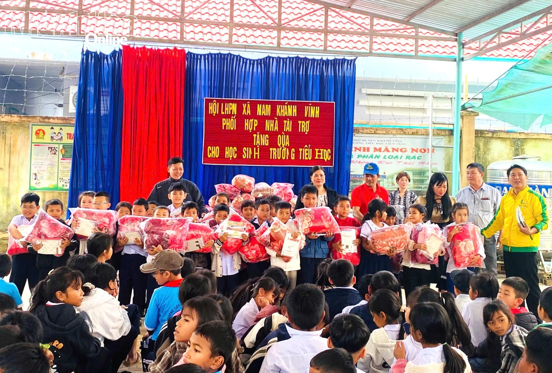 Ban tổ chức tặng quà cho các em học sinh Trường Tiểu học Liên Sang.