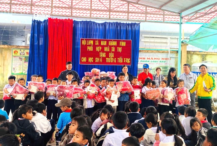 Tặng hơn 300 suất quà cho học sinh xã Nam Khánh Vĩnh