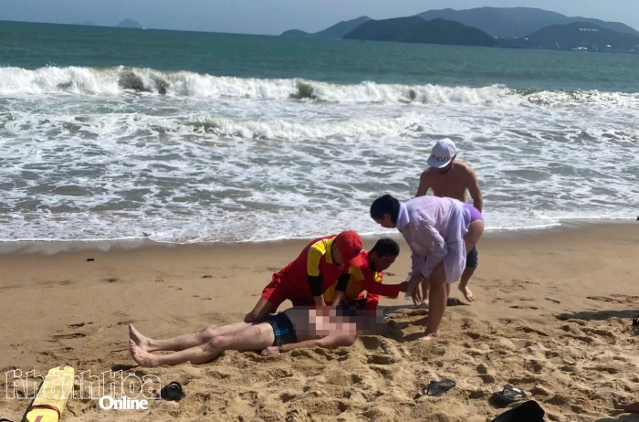 Cứu du khách Nga bất tỉnh khi tắm biển trong lúc sóng lớn