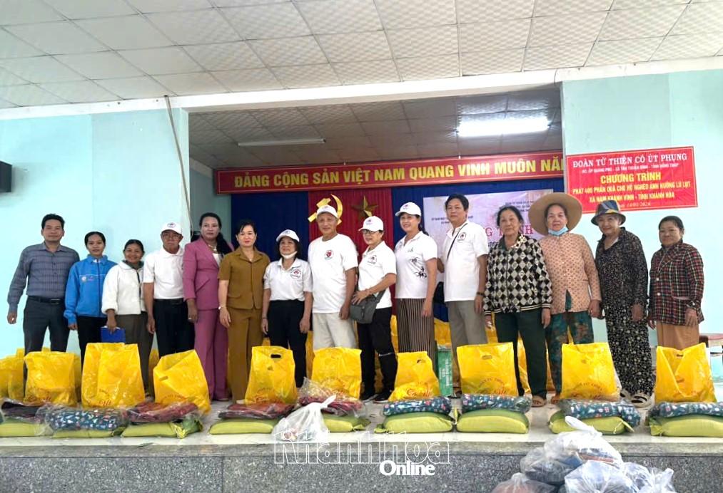 Đại diện các đơn vị tặng quà cho người dân.