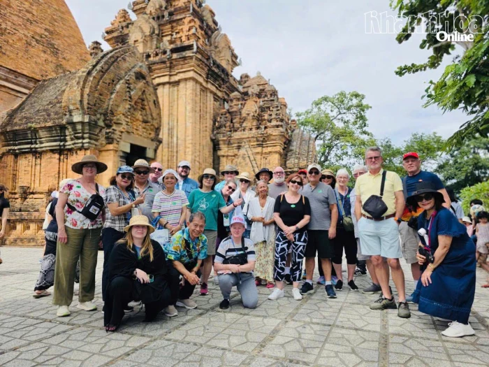 Tàu biển Diamond Princess đưa hơn 2.600 du khách quốc tế đến Khánh Hòa