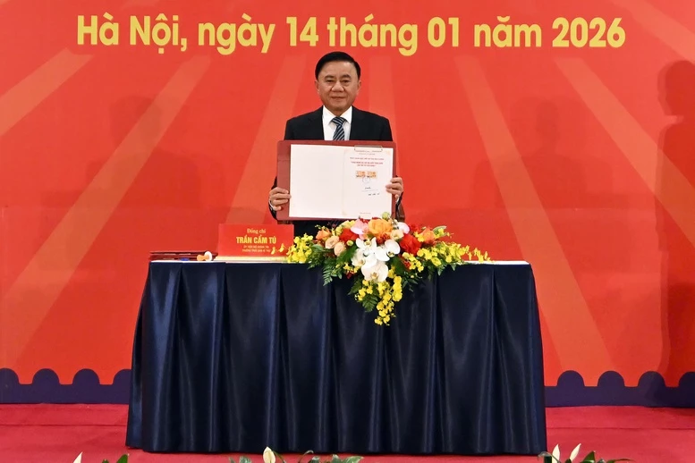 Thường trực Ban Bí thư Trần Cẩm Tú ký phát hành bộ tem chào mừng Đại hội XIV của Đảng - Ảnh: VGP/Vũ Phong

