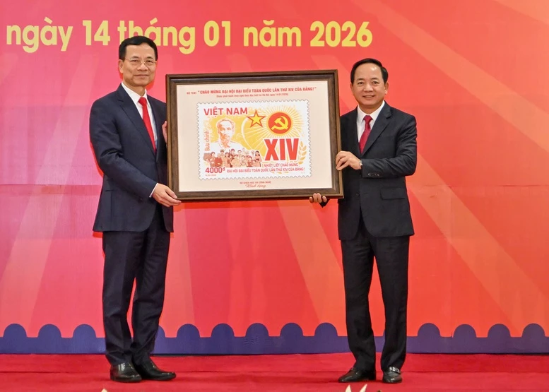 Bộ trưởng Bộ KH&CN Nguyễn Mạnh Hùng trao hình ảnh bộ tem tặng Bí thư Trung ương Đảng, Trưởng Ban Tuyên giáo và Dân vận Trung ương Trịnh Văn Quyết - Ảnh: VGP/Vũ Phong

